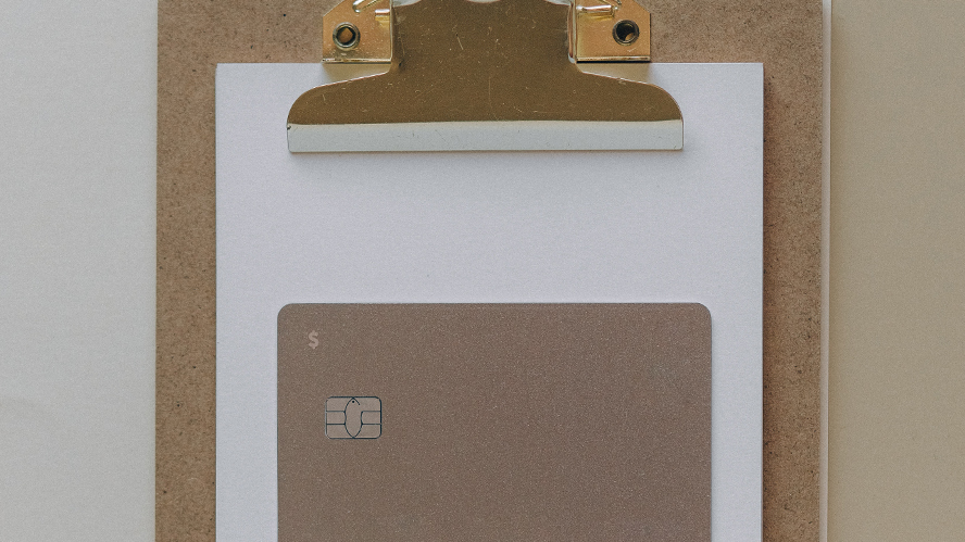 銀行口座開設や就職は本名を求められる